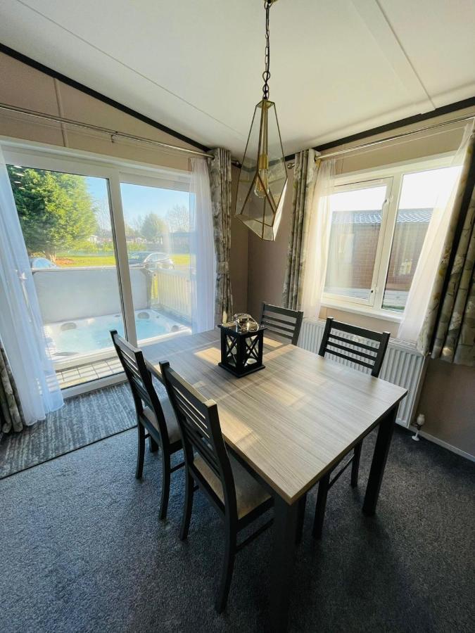 Gleneagles Lodge With Hot Tub Йорк Экстерьер фото